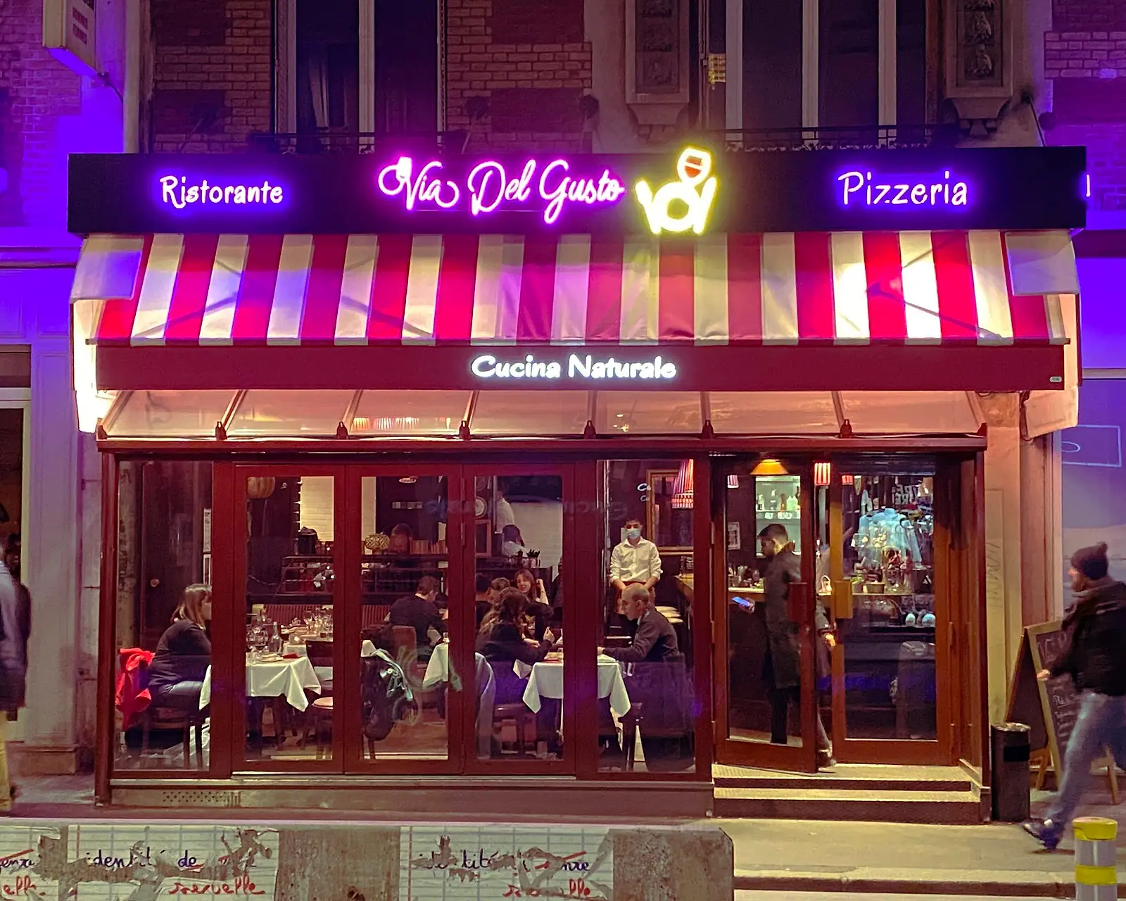 Façade de Via Del Gusto le soir, salle animée, au 344 rue de Vaugirard à Paris 15e, près de Convention